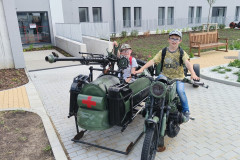 Žáci na staré válečné motorce.