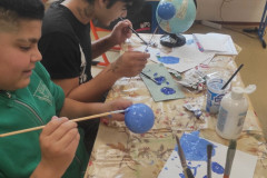 Žáci malují planety do správných barev.