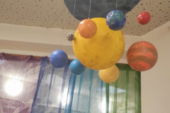 Model sluneční soustavy z kartonu a polystyrenových koulí.