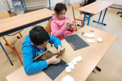 Žáci si připravují papír na větvičku.