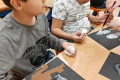 Žáci dělají sovičky z vaty.
