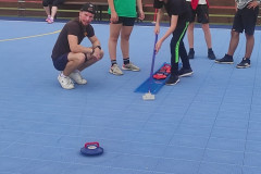 Žáci hrají curling.