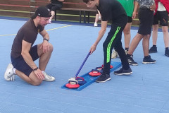 Žáci hrají curling.