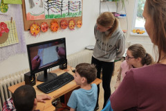 Žáci u počítače koukají na video návod.