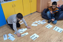 Chlapci se učí v prostoru třídy.