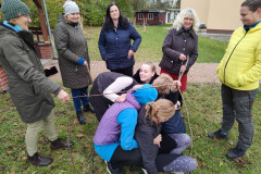 Pedagogičtí pracovníci školy se učí novým postupům a metodám, jak učit venku.