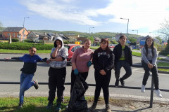 Žáci ve městě při sbírání odpadků.