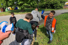 Žáci a učitelé uklízí odpadky v rámci akce Ukliďme Česko.