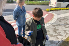 Žáci a učitelé uklízí odpadky v rámci akce Ukliďme Česko.