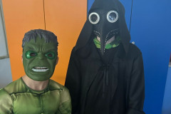 Žáci v maskách na karnu.