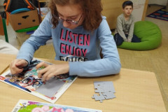 Dívka skládá puzzle.