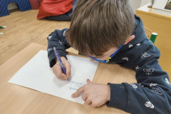 Chlapec píše přání.