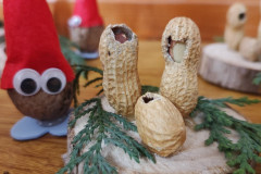 Vánoční skřítek z vlašského ořechu a betlém z buráků.