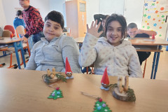 Žáci a jejich vánoční výrobky.
