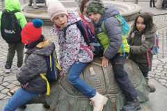 Žáci na soše želvy v Olomouci.