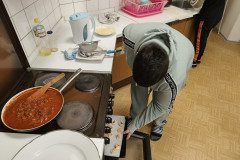Chlapec kontroluje šneky v troubě.