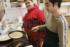 Chlapci dělají palačinky.