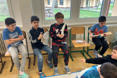 Žáci zkoumají včelařské náčiní.