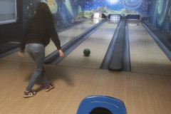 Dívka hraje bowling.