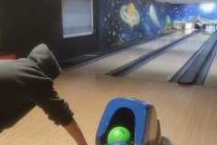 Chlapec hraje bowling.