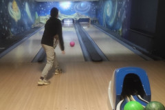 Chlapec hraje bowling.