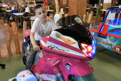 Chlapec na motorce.