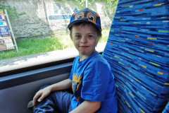 Chlapec v autobusu.