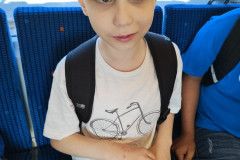 Chlapec ve vlaku se svačinou.