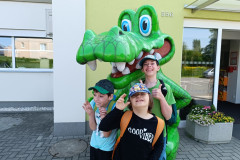 Žáci před Krokodýlkem v Olomouci.