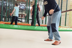 Chlapec na trampolíně.