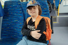 Chlapec v autobusu.