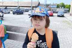 Chlapec jí zmrzlinu.