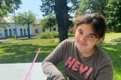 Dívka s ledovou tříští.