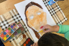 Chlapec kreslí portrét.