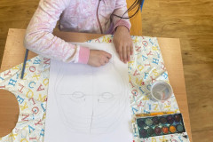 Dívka kreslí portrét.