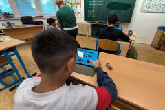 Žáci vyhledávají informace na tabletech.