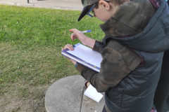 Žáci venku řeší matematické příklady.