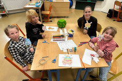 Žáci během výtvarné činnosti.