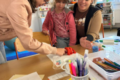 Žáci při práci s modelínou.