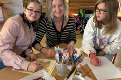 Žáci během výtvarné činnosti.