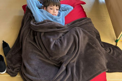 Chlapec odpočívá v vaku.