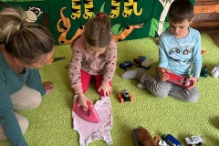 Dívka s dětskou žehličkou.