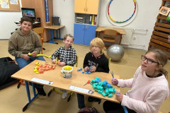 Žáci stříhají houbičky.