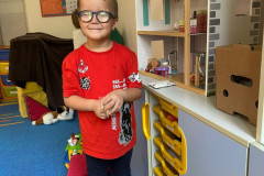 Chlapec si hraje s domečkem.