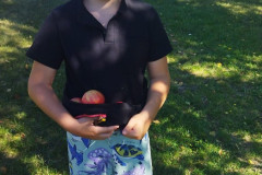 Chlapec s posbíranými jablky.