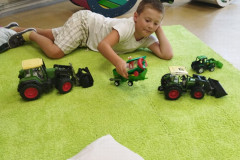 Chlapec při hře s autíčky.