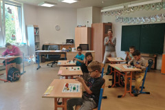 Žáci  tvoří z modelíny.