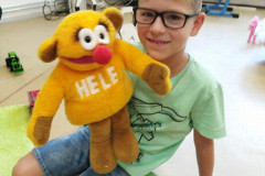 Chlapec s plyšákem.