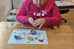 Chlapec tvoří z modelíny.