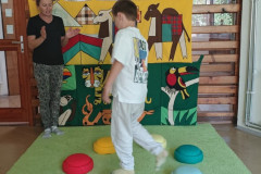 Chlapec při chůzi po kloboučcích.